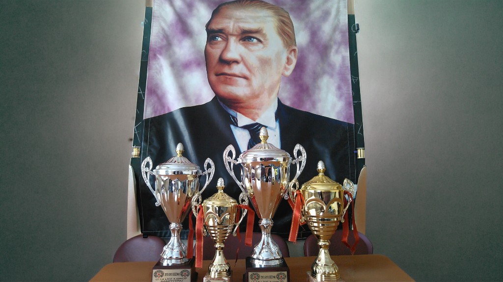 Sefaköy Kartal Spor kupa vitrini